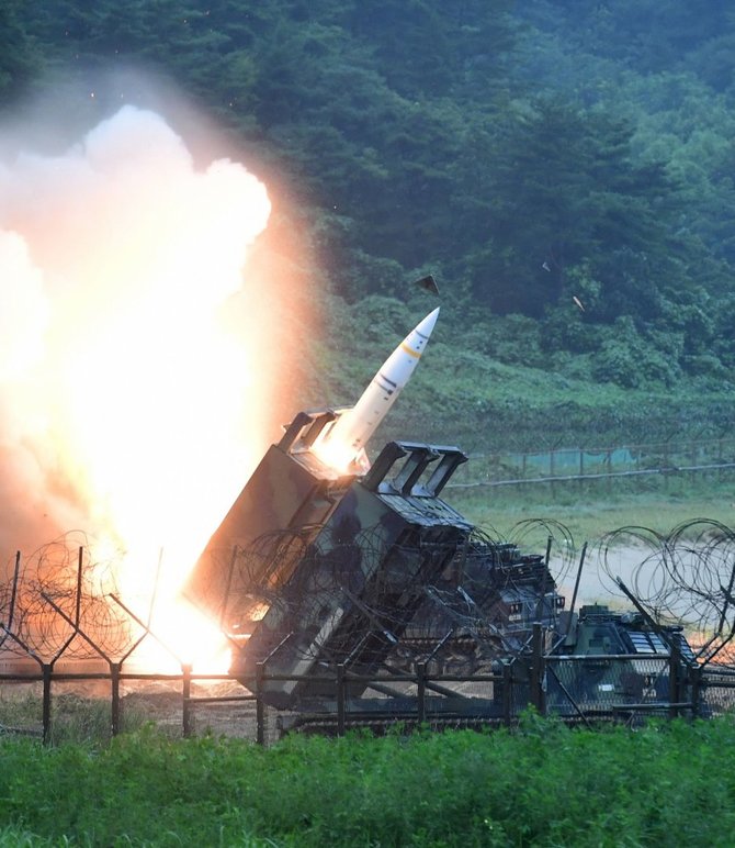 AFP-Scanpix nuotr./ Paleidžiamos ATACMS raketos