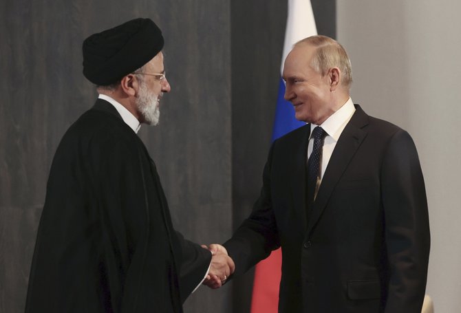 AP-Scanpix nuotr./ Irano prezidentas Ebrahimas Raisi ir Rusijos vadovas Vladimiras Putinas