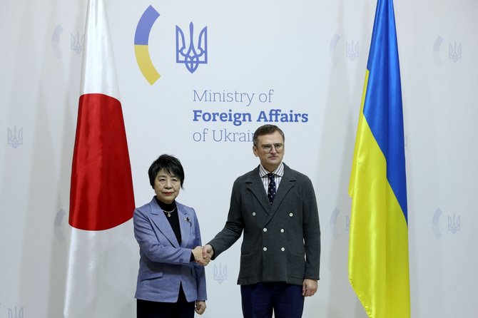  AFP/ Japonijos diplomatijos vadovė Yoko Kamikawa ir Ukrainos užsienio reikalų ministras Dmytoro Kuleba