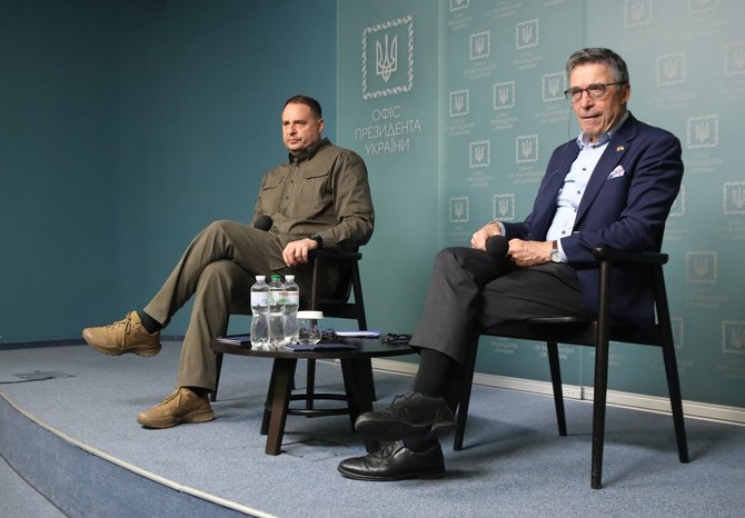 Zumapress/ Ukrainos prezidento biuro vadovas Andrijus Jermakas ir buvęs NATO generalinis sekretorius Andersas  Foghas Rasmussenas