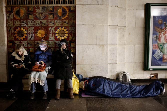 „Reuters“/„Scanpix“/Kyjivo gyventojai slėptuvėje