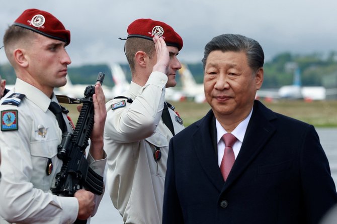 Kinijos prezidentas Xi Jinping aplanko Prancūziją.