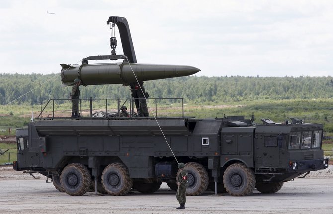 Rusijos kareiviai įrengia Iskander raketų sistemą Kubinkoje.