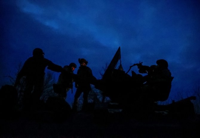 Ukrainos kariai prie fronto valdo priešlėktuvinę artileriją Bakhmute. / RFE/RL/Serhii Nuzhnenko / REUTERS