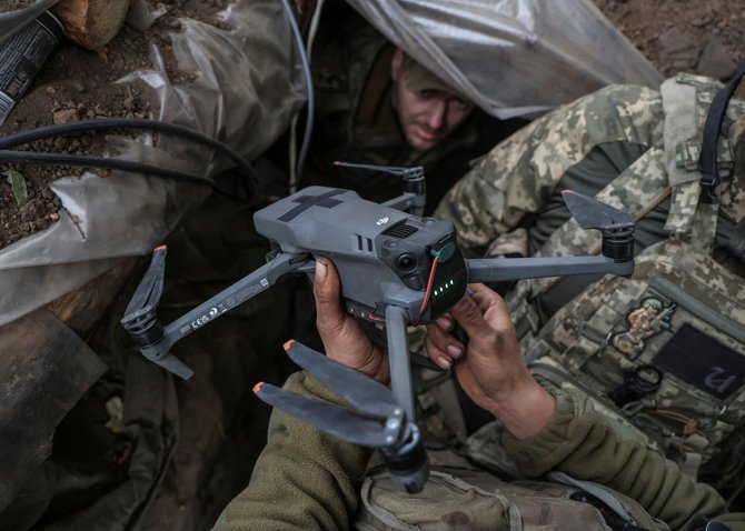 Ukrainiečio kareivio rankose - dronas / Oleksandr Ratushniak / REUTERS