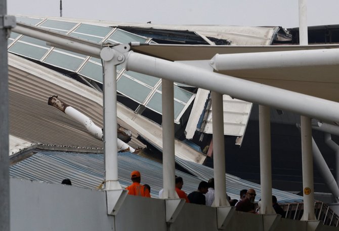 „Reuters“/„Scanpix“/Naujajame Delyje sugriuvo oro uosto terminalo stogas