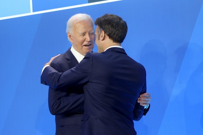 Bidenas su NATO lyderių grupės nuotrauka. / Ting Shen - Pool via CNP / POOL via CNP/INSTARimages.com