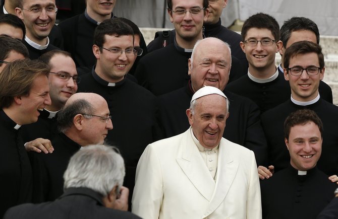 Popiežius Pranciškus pozuoja su kunigais Vatikane. / Tony Gentile / REUTERS