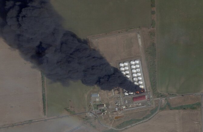 Dūmai kyla iš naftos saugyklos Rostovo regione. / 2024 Planet Labs Inc. / via REUTERS