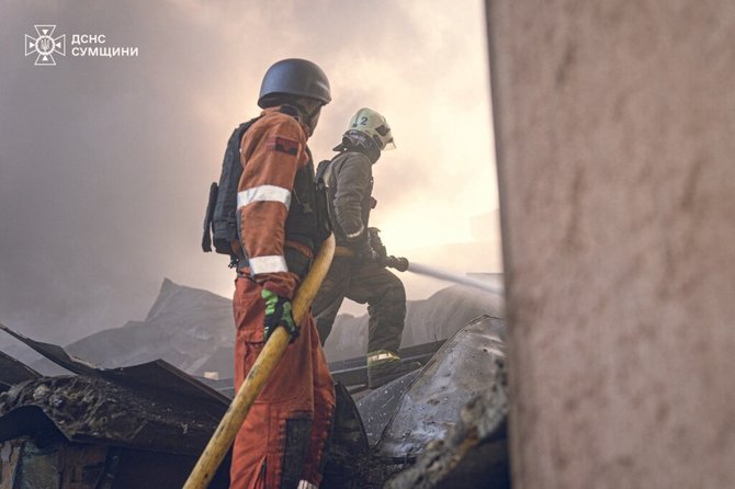 Rusijos raketų atakos pasekmės Sumuose / State Emergency Service of Ukrai / via REUTERS