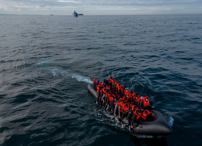 Migrantai perplaukia Anglijos kanalą mažais laivais. / Chris J Ratcliffe / REUTERS