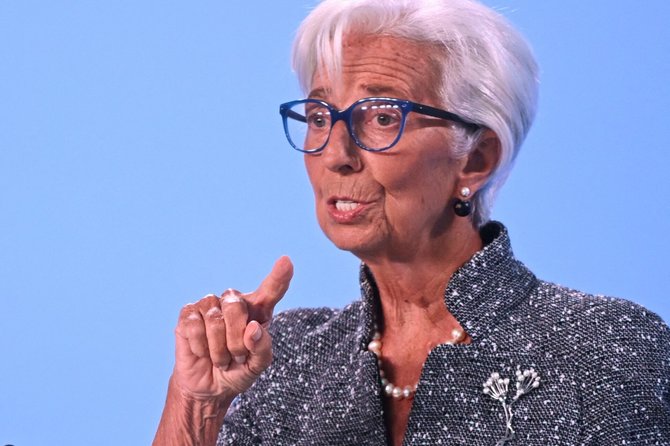 ECB prezidentė Ch. Lagarde kalba po pinigų politikos svarstymo posėdžio. / Jana Rodenbusch / REUTERS