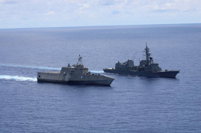 Įtampa auga aplink Taivano sąsiaurį. / U.S. Navy / ZUMAPRESS.com