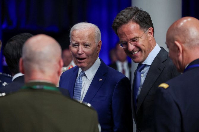 J. Bidenas ir M. Rutte / KACPER PEMPEL / REUTERS