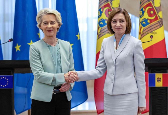 Ursula von der Leyen ir Maia Sandu / ELENA COVALENCO / AFP