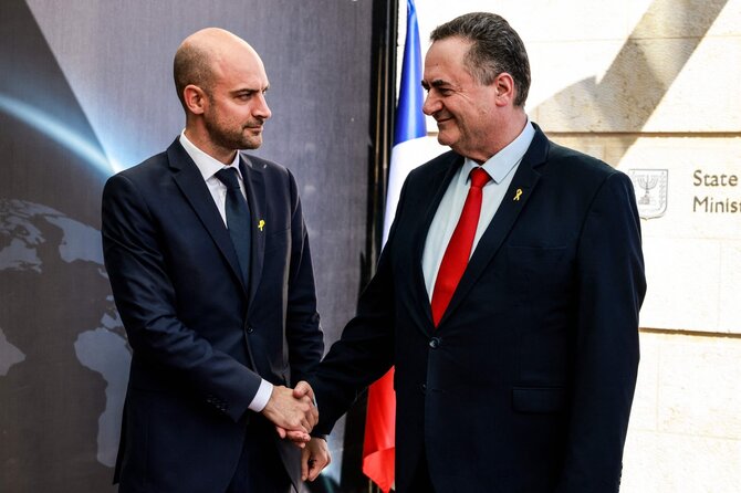 Prancūzijos užsienio reikalų ministras Jeanas-Noelis Barrot su kadenciją baigiančiu Izraelio užsienio reikalų ministru Israeliu Katzu / MENAHEM KAHANA / AFP