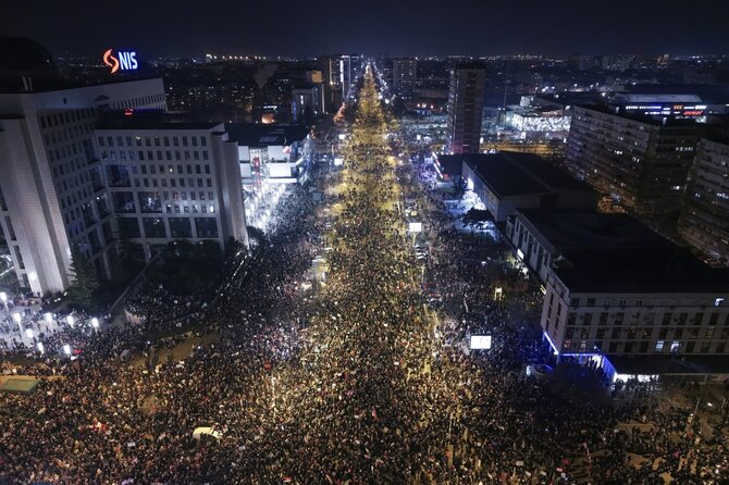 Serbijos studentai surengė naktinę tilto blokadą / Armin Durgut / AP