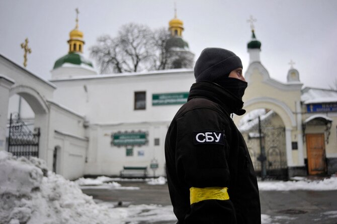 Ukrainos SBU pareigūnas / SERGEI CHUZAVKOV / AFP