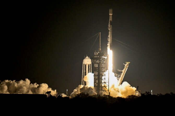 „SpaceX“ raketa „Falcon 9“ paleidimo metu / Steve Nesius / REUTERS