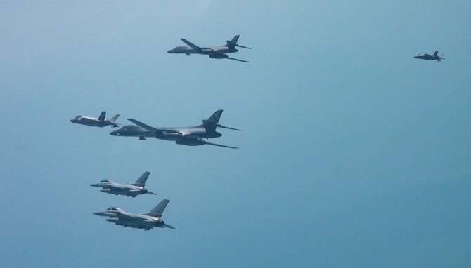 JAV bombonešiai B-1B / HANDOUT / AFP