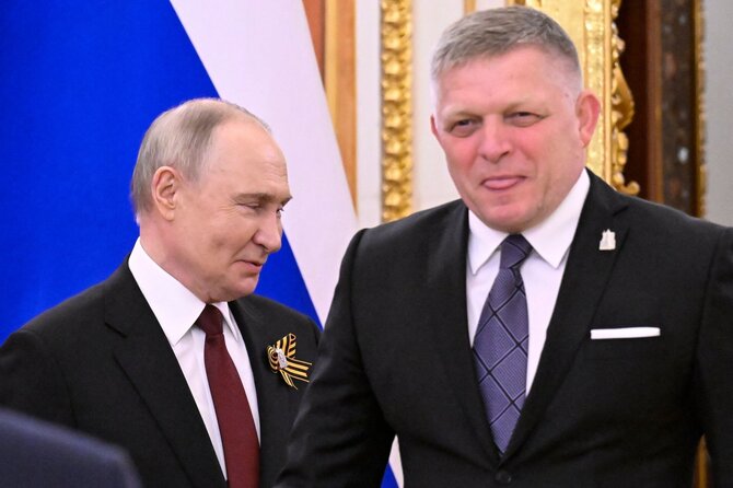 Vladimiras Putinas su Slovakijos ministru pirmininku / ALEXANDER NEMENOV / AFP