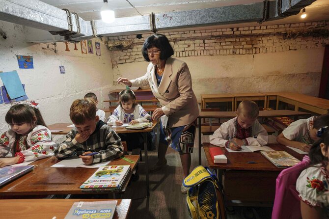 Klasė rūsyje Ukrainos mokykloje / / AP