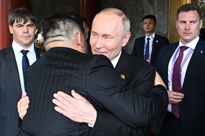 Vladimiras Putinas su Kim Jong Unu / SERGEI BOBYLYOV / AFP
