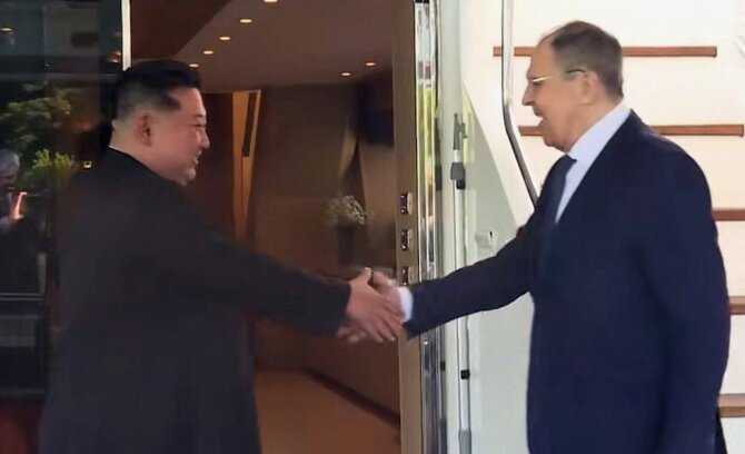Kim Jong Unas ir Sergejus Lavrovas / HANDOUT / AFP