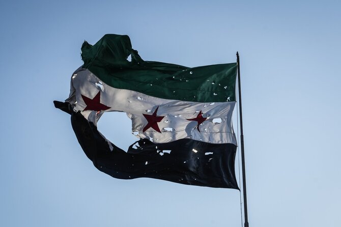 Sirijos vėliava po Izraelio smūgio Damaske / Moawia Atrash / dpa/picture-alliance