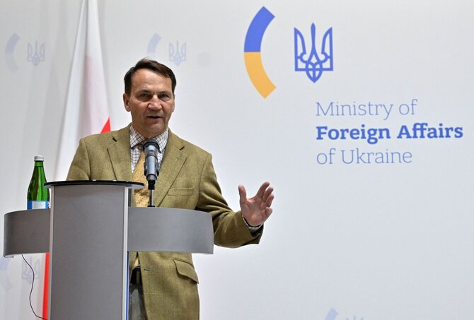 Radoslawas Sikorskis / SERGEI SUPINSKY / AFP