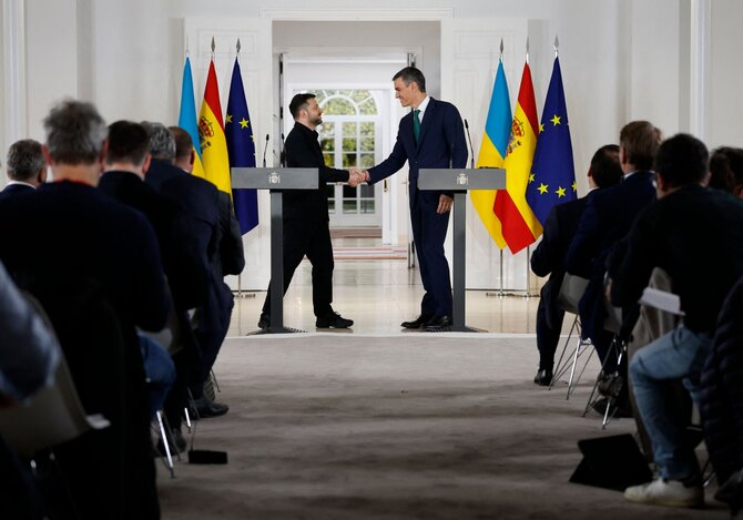 Pedro Sanchezas su Volodymyru Zelenskiu / PIERRE-PHILIPPE MARCOU / AFP