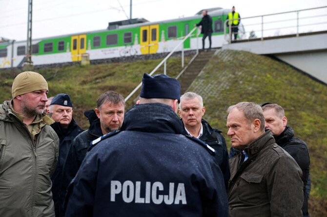 Donaldas Tuskas prie geležinkelio / KPRM / via REUTERS