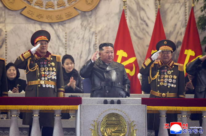 Kim Jong Unas karinio parado metu / STR / AFP
