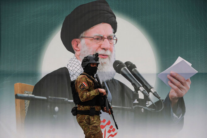 Karys prie ajatolos Ali Khamenei atvaizdo / AHMAD AL-RUBAYE / AFP