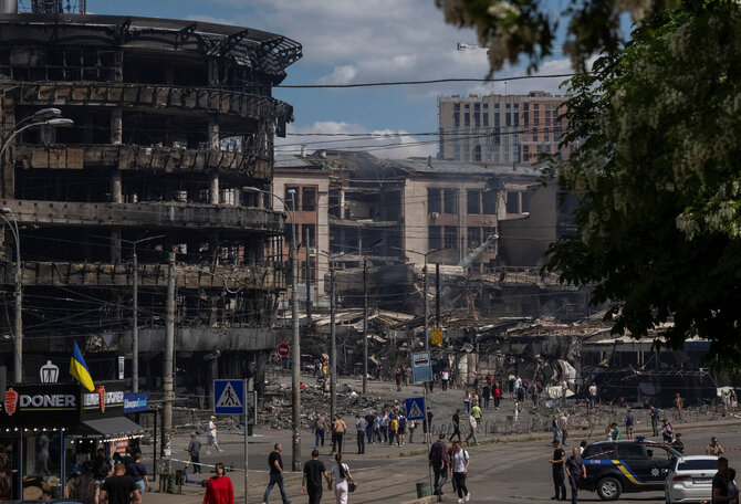 Rusijos smūgių Kyjive padariniai / Viacheslav Ratynskyi / REUTERS