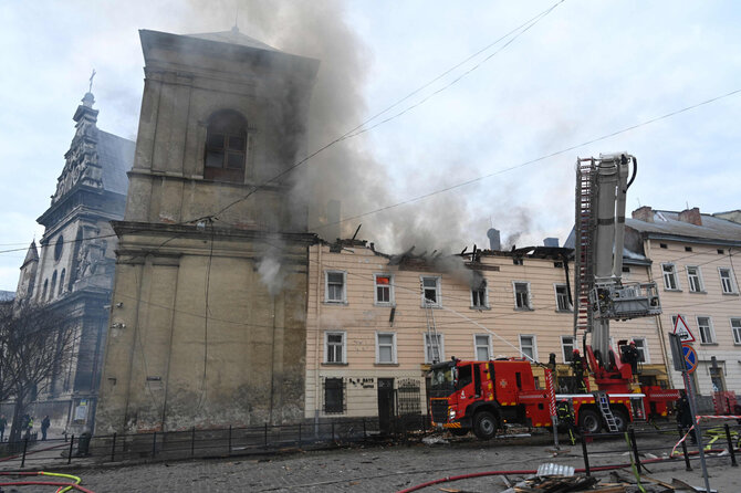 Rusijos smūgių padariniai Lvive / YURIY DYACHYSHYN / AFP