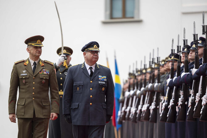 Lietuvos kariuomenės vadas generolas Raimundas Vaikšnoras (kairėje) ir Švedijos ginkluotųjų pajėgų vadas generolas Michaelis Claessonas (dešinėje) / srž. sp. Karolis Kavolėlis / LK nuotr.