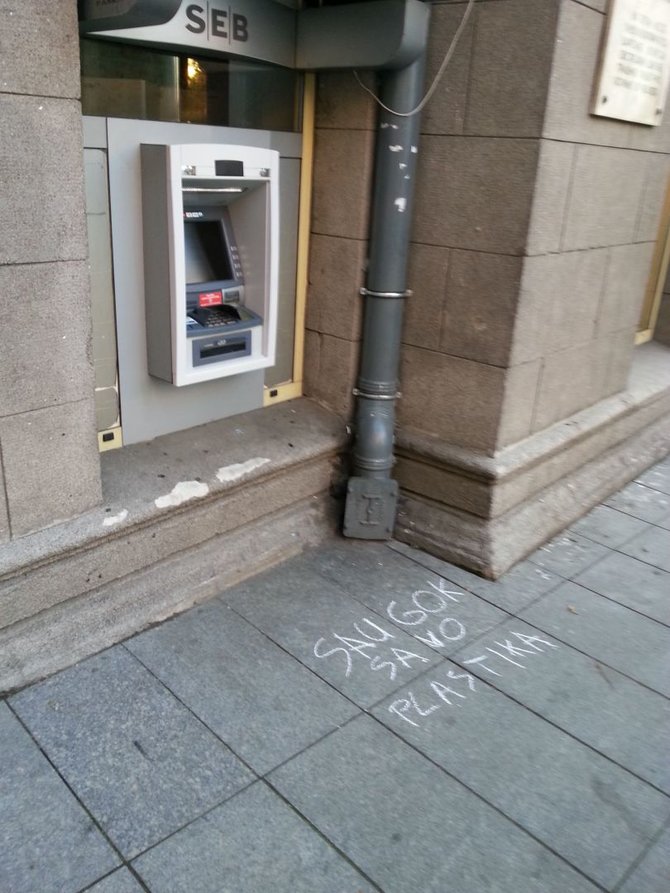 Prie kelių bankomatų pastebėjau užrašus „Saugok savo plastiką“..