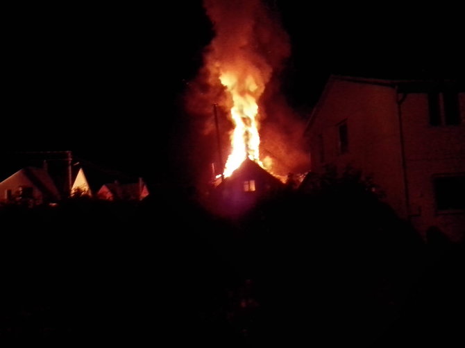 Kretingoje žaibas uždegė namą