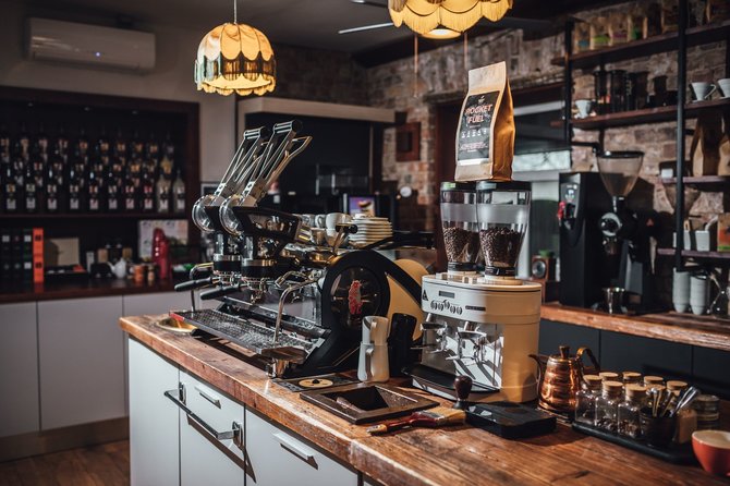 Organizatorių arch.nuotr./Kavos ekspertai: ruošti kavą išmokome ne tik baristas, bet ir robotus.