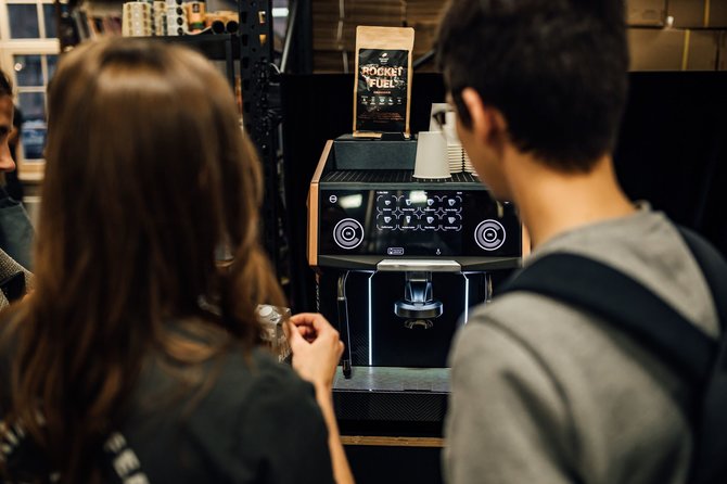 Organizatorių arch.nuotr./Kavos ekspertai: ruošti kavą išmokome ne tik baristas, bet ir robotus.