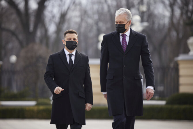 „Scanpix“/AP nuotr./Volodymyras Zelenskis ir Gitanas Nausėda
