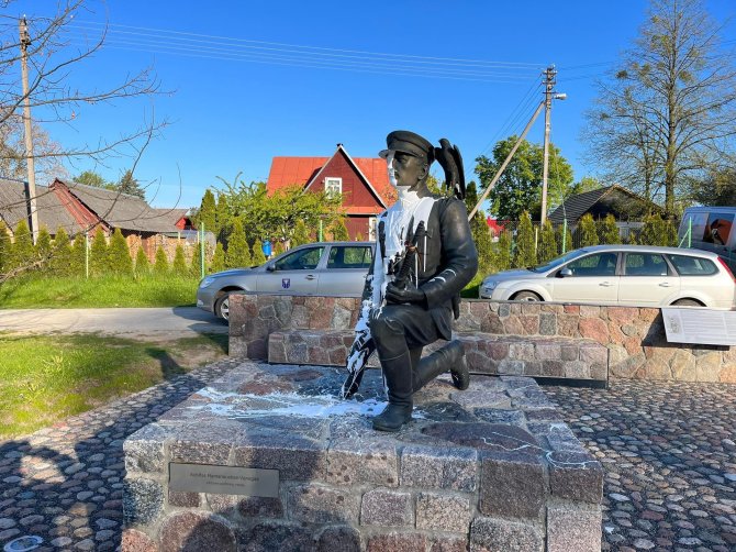 M.Černiausko nuotr. /Merkinėje (Varėnos raj.) naktį dažais apipiltas paminklas partizanui Vanagui