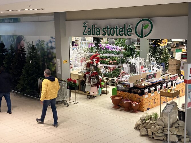 Aurelijos Jašinskienės/15min.lt nuotr./Prekybos centruose jau prasidėjo prekyba kalėdiniais atributais
