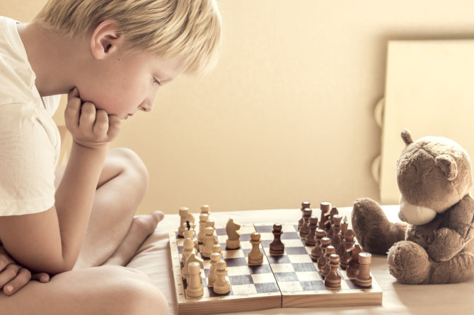 Fotolia.com nuotr./Berniukas žaidžia šachmatais