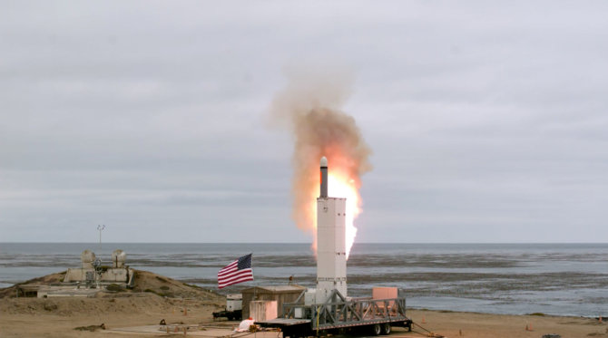 „Scanpix“ nuotr./JAV išbandė vidutinio nuotolio nuo žemės paleidžiamą sparnuotąją raketą