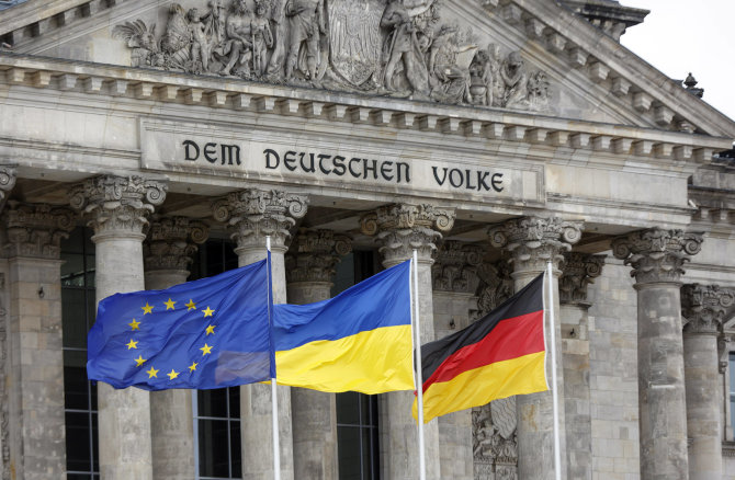 „IMAGO“/„Scanpix“/Metinių proga prie Reichstago Berlyne iškelta Ukrainos vėliava