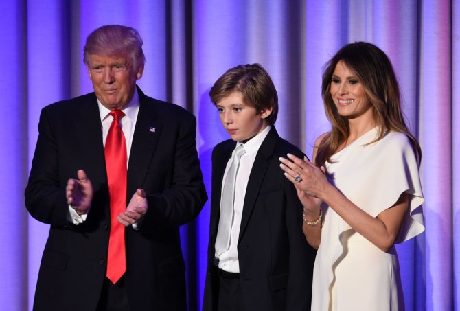 AFP/„Scanpix“ nuotr./Donaldas Trumpas ir Melania Trump su sūnumi Barronu (2016 m.)