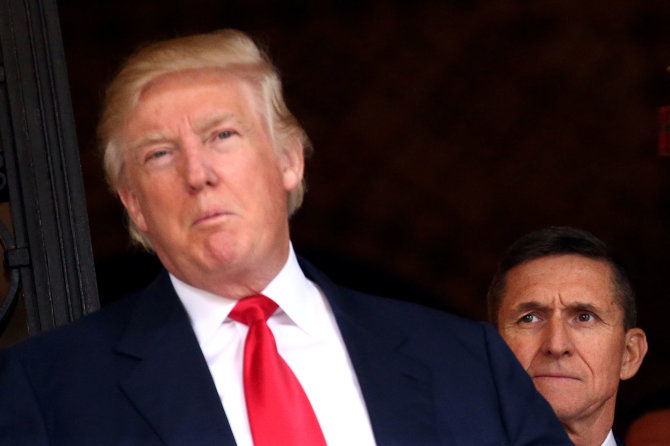 „Reuters“/„Scanpix“ nuotr./Donaldas Trumpas ir Michaelas Flynnas