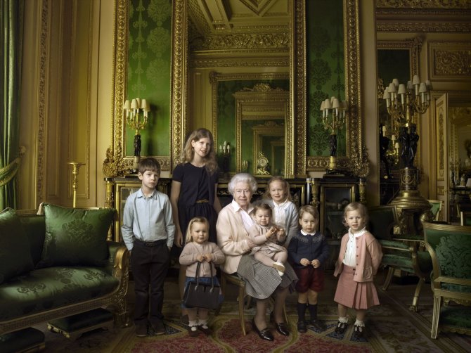 „Scanpix“/„PA Wire“/„Press Association Images“ nuotr./Karalienė Elizabeth II su anūkais ir proanūkiais